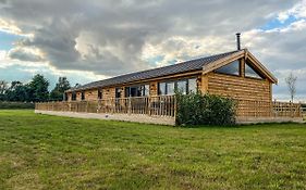 Immaculate 4-Bed Private Luxury Lodge Near York